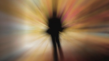 Symbolbild für Cannabis-Konsum - schwarze Silhouette vor farbigem Hintergrund. Der Konsum von Cannabis kann vor allem bei jungen Menschen Psychosen auslösen. | Bild: colourbox.com